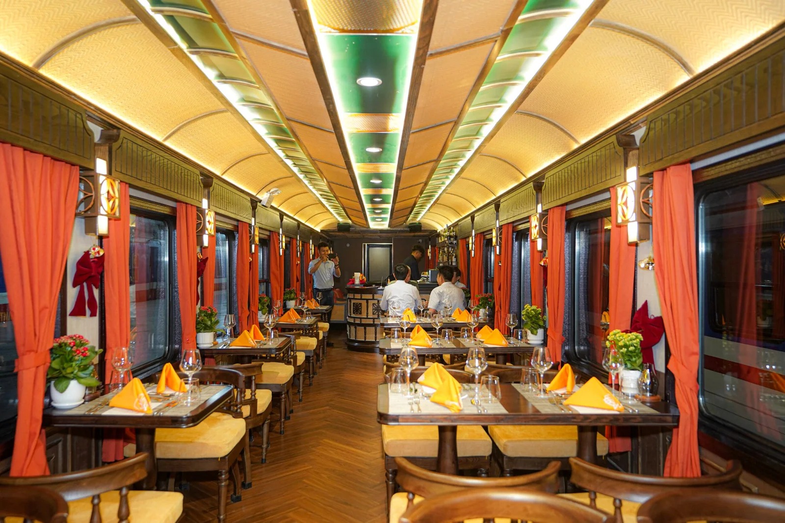 SJourney restaurant and bar carriage set for dinner
