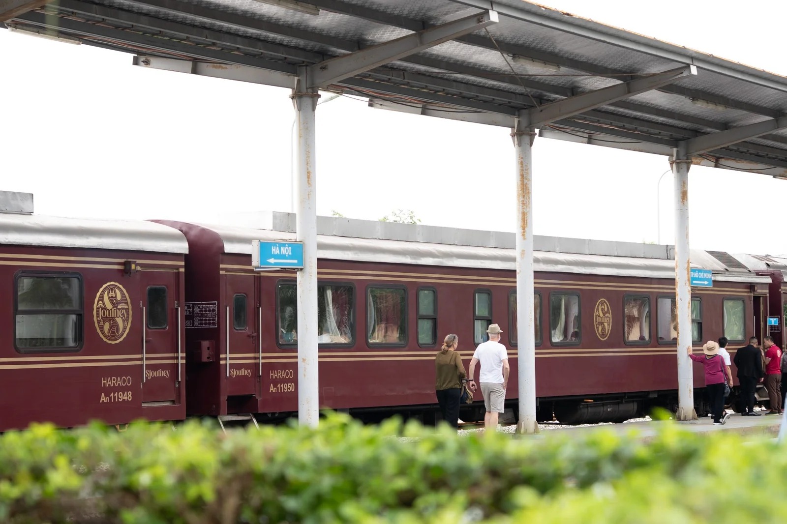 SJourney carriages waiting at a Vietnamese station platform